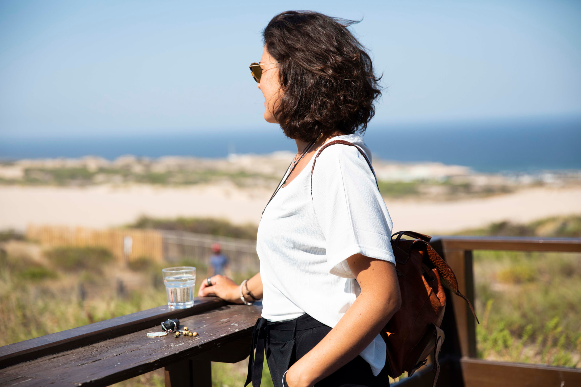 Margarida Rocha a olhar o horizonte junto ao mar
